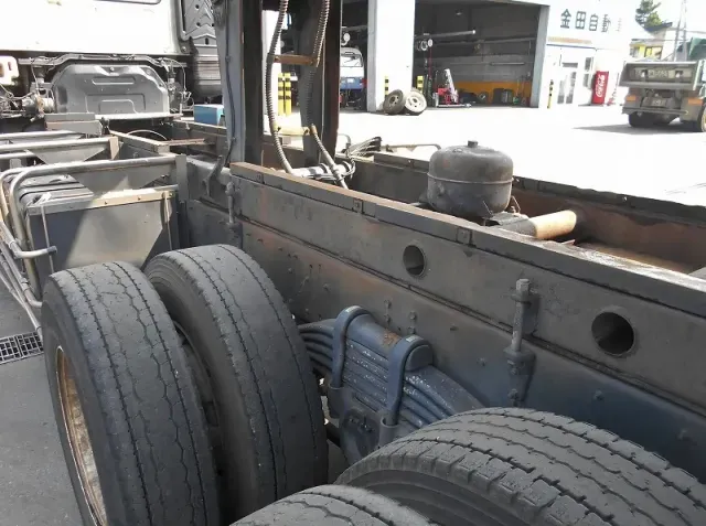 いすゞ ギガ PJ-CYM51Q6(6x2)の写真13