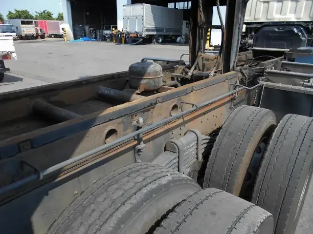 いすゞ ギガ PJ-CYM51Q6(6x2)の写真14