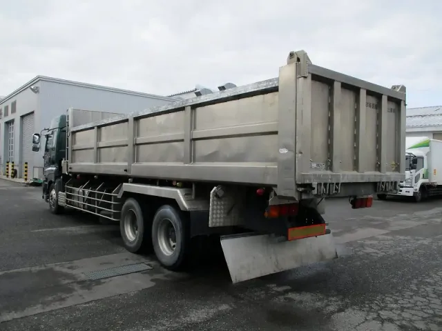 いすゞ ギガ PJ-CYY52V6(6x4)の写真4