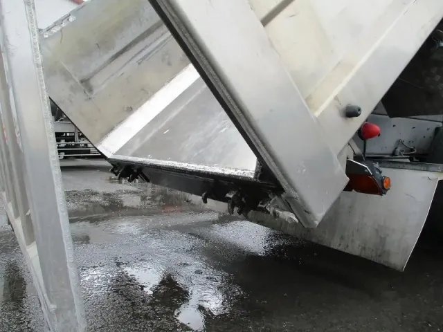 いすゞ ギガ PJ-CYY52V6(6x4)の写真9