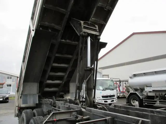 いすゞ ギガ PJ-CYY52V6(6x4)の写真12