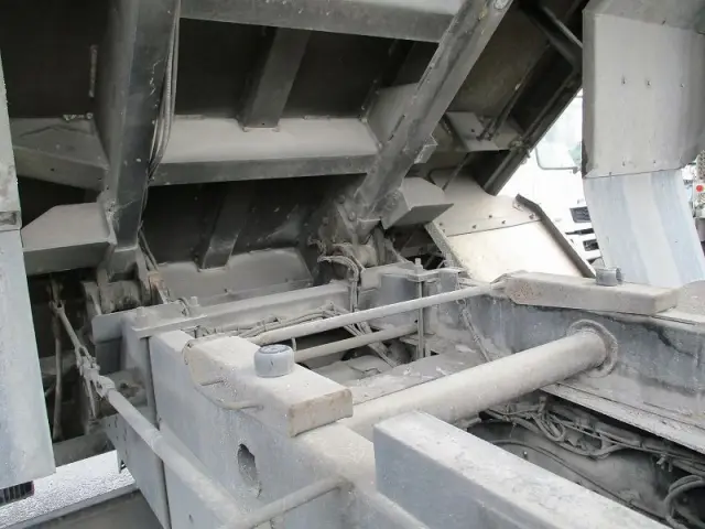 いすゞ ギガ PJ-CYY52V6(6x4)の写真13