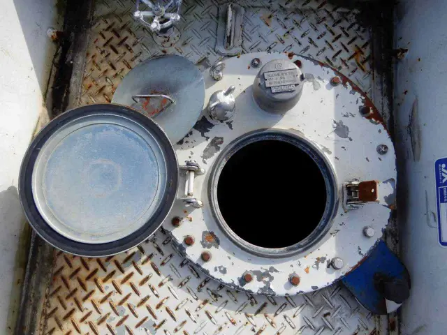 いすゞ エルフ BKG-NMR85N(2WD)の写真8