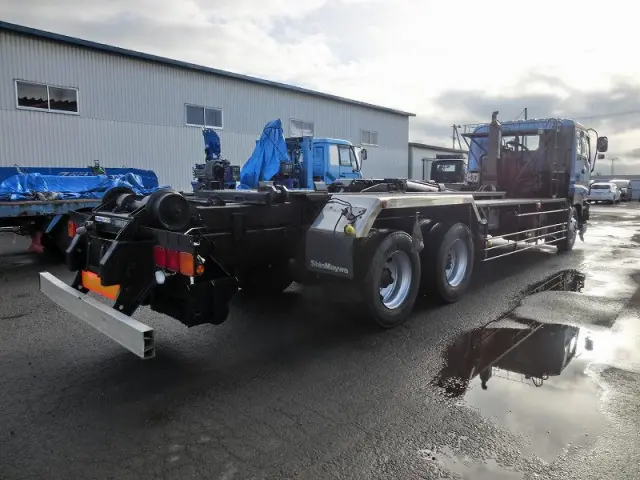 いすゞ ギガ PJ-CYZ51V6(6x4)の写真6