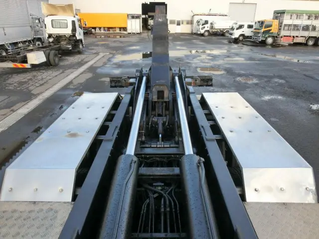 いすゞ ギガ PJ-CYZ51V6(6x4)の写真8