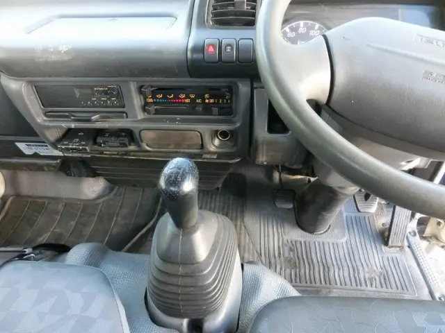 いすゞ エルフ PB-NKS81A(4WD)の写真23