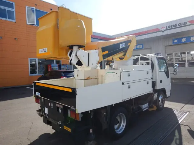 いすゞ エルフ BDG-NKS85AN(4WD)の写真3