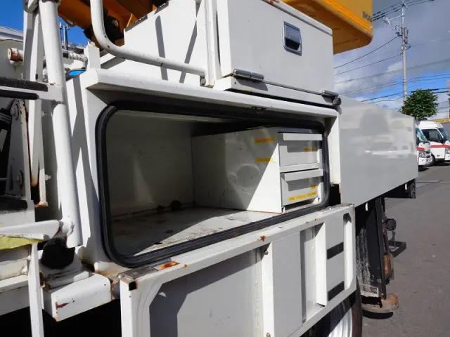 いすゞ エルフ BDG-NKS85AN(4WD)の写真8