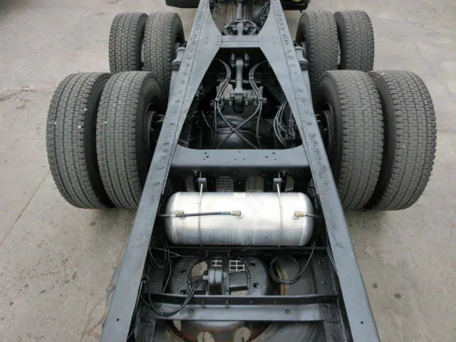 いすゞ ギガ QKG-CYZ77AM(6x4)の写真13