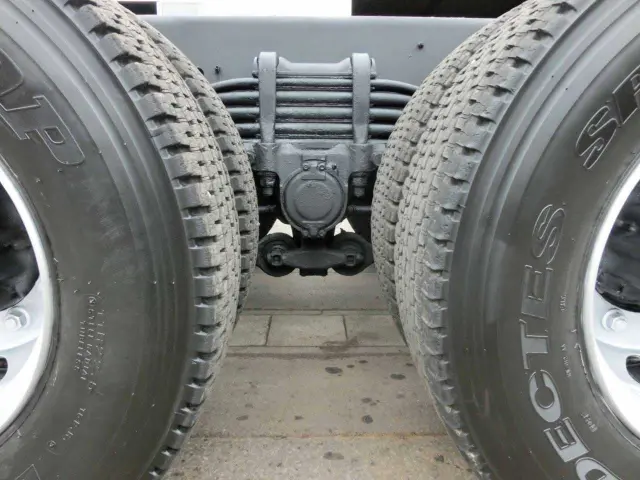 いすゞ ギガ QKG-CYZ77AM(6x4)の写真16