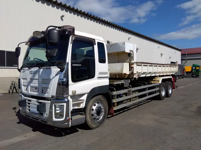 いすゞ ギガ QKG-CYZ77A(6x4)の写真1