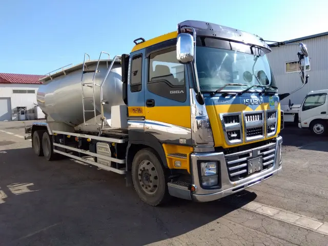 いすゞ ギガ QKG-CYY77A(6x4)の写真2