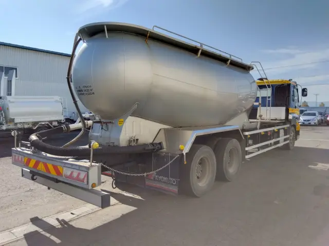 いすゞ ギガ QKG-CYY77A(6x4)の写真6