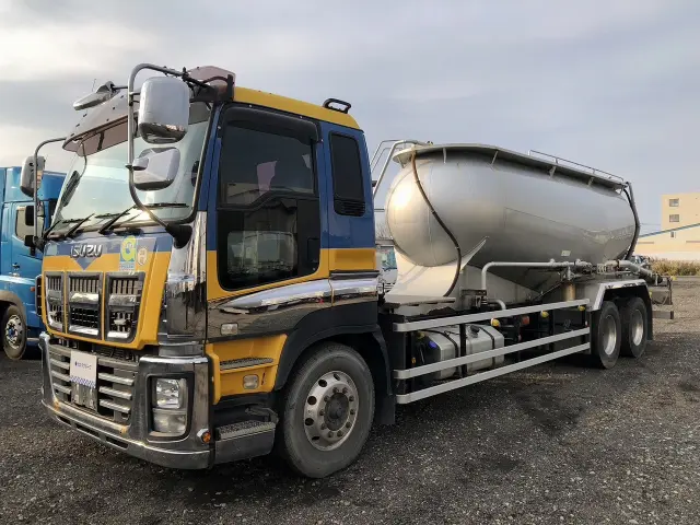 いすゞ ギガ QKG-CYY77A(6x4)の写真1