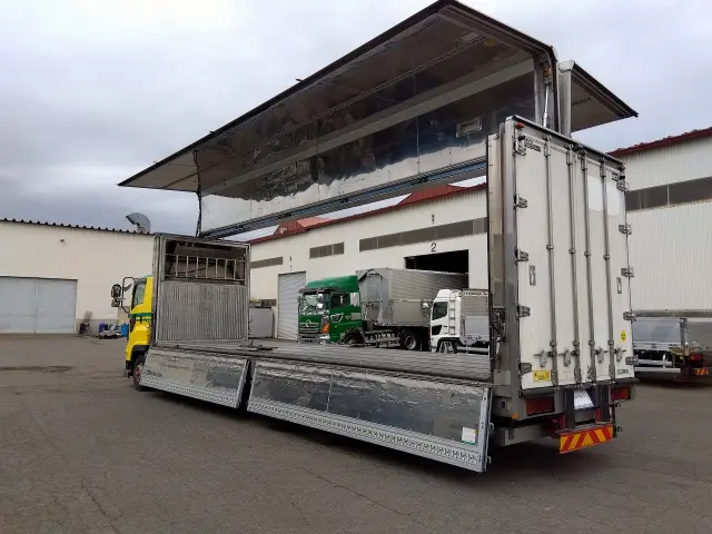 いすゞ ギガ QKG-CYJ77B(8x4)の写真10