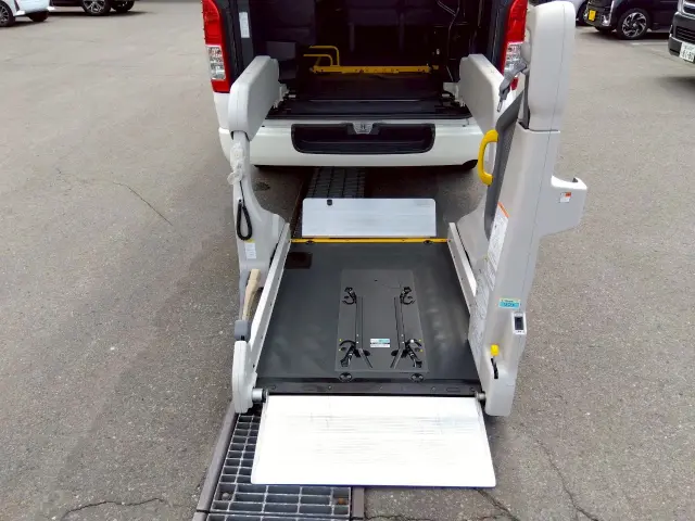 トヨタ ハイエースレジアス LDF-KDH206K改(4WD)の写真8