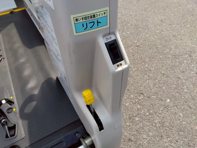 トヨタ ハイエースレジアス LDF-KDH206K改(4WD)の写真11