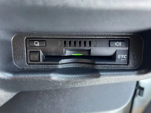 トヨタ ハイエースバン QDF-GDH206V(4WD)の写真17