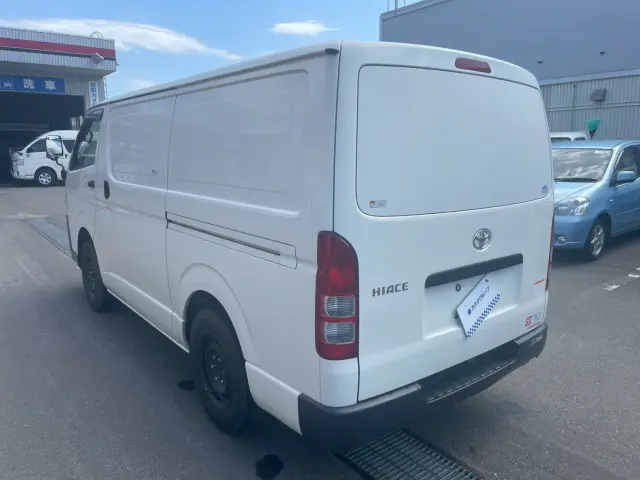 トヨタ ハイエースバン QDF-GDH206V(4WD)の写真4