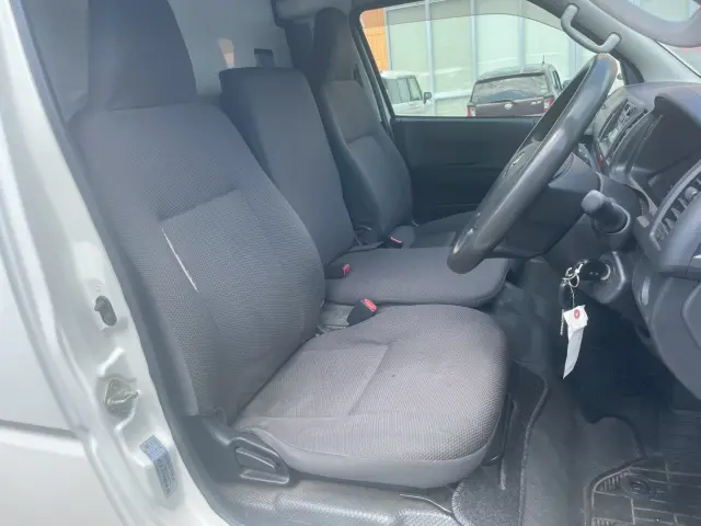 トヨタ ハイエースバン QDF-GDH206V(4WD)の写真13
