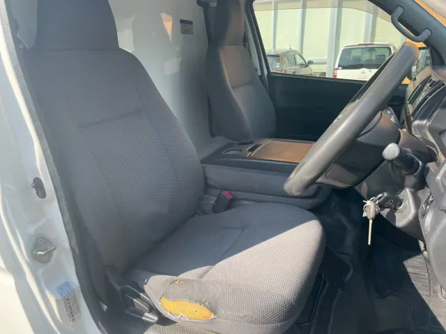 トヨタ ハイエースバン LDF-KDH206V(4WD)の写真12