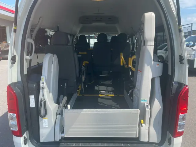 トヨタ ハイエースバン LDF-KDH206K改(4WD)の写真6