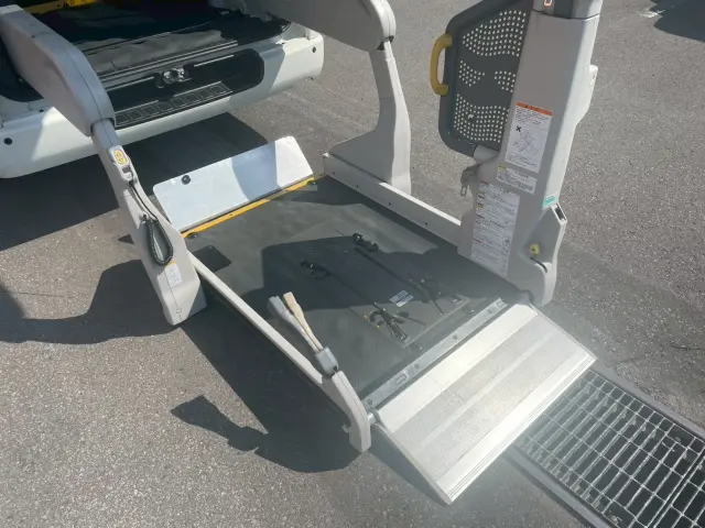 トヨタ ハイエースバン LDF-KDH206K改(4WD)の写真8