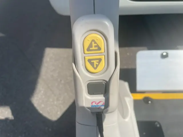 トヨタ ハイエースバン LDF-KDH206K改(4WD)の写真9