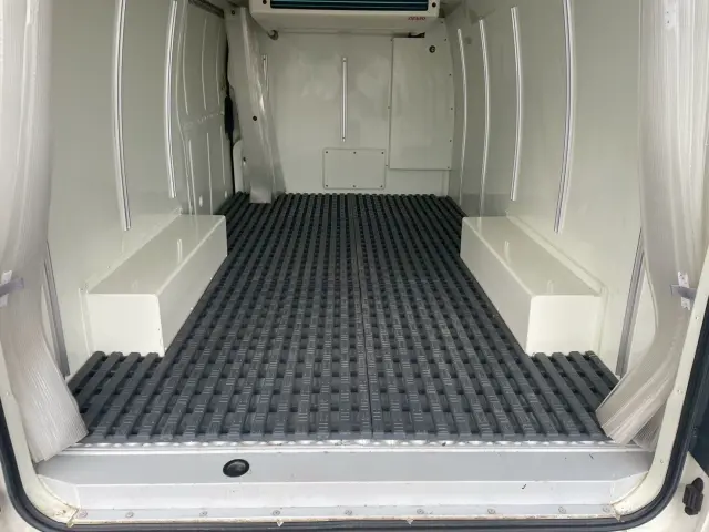 トヨタ ハイエースバン QDF-GDH206V(4WD)の写真6