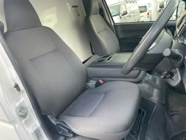 トヨタ ハイエースバン QDF-GDH206V(4WD)の写真12