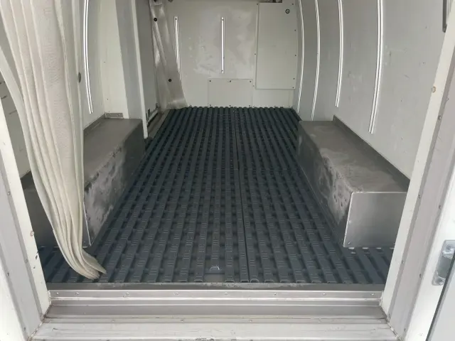 トヨタ ハイエースバン QDF-GDH206V(4WD)の写真6