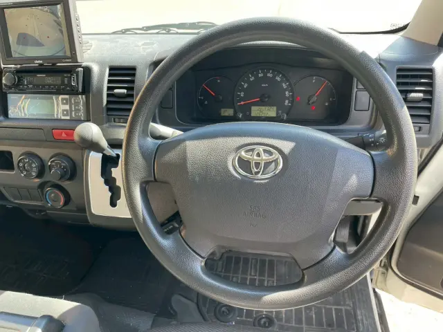 トヨタ ハイエースバン LDF-KDH206V(4WD)の写真10