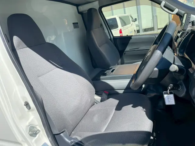トヨタ ハイエースバン LDF-KDH206V(4WD)の写真11