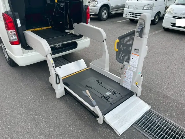 トヨタ ハイエースバン LDF-KDH206K改(4WD)の写真9