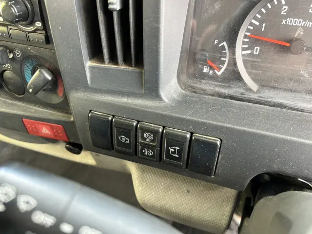 いすゞ エルフ PDG-NKR85YN(2WD)の写真15