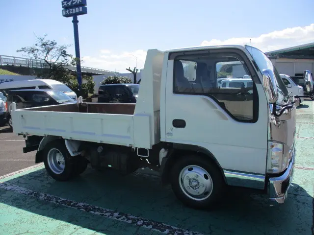 いすゞ エルフ BDG-NKR85AD(2WD)の写真9