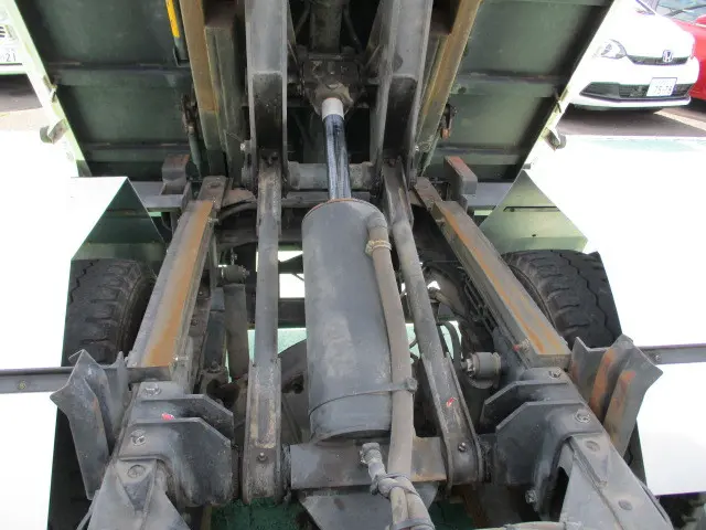 いすゞ エルフ BDG-NKR85AN(2WD)の写真9