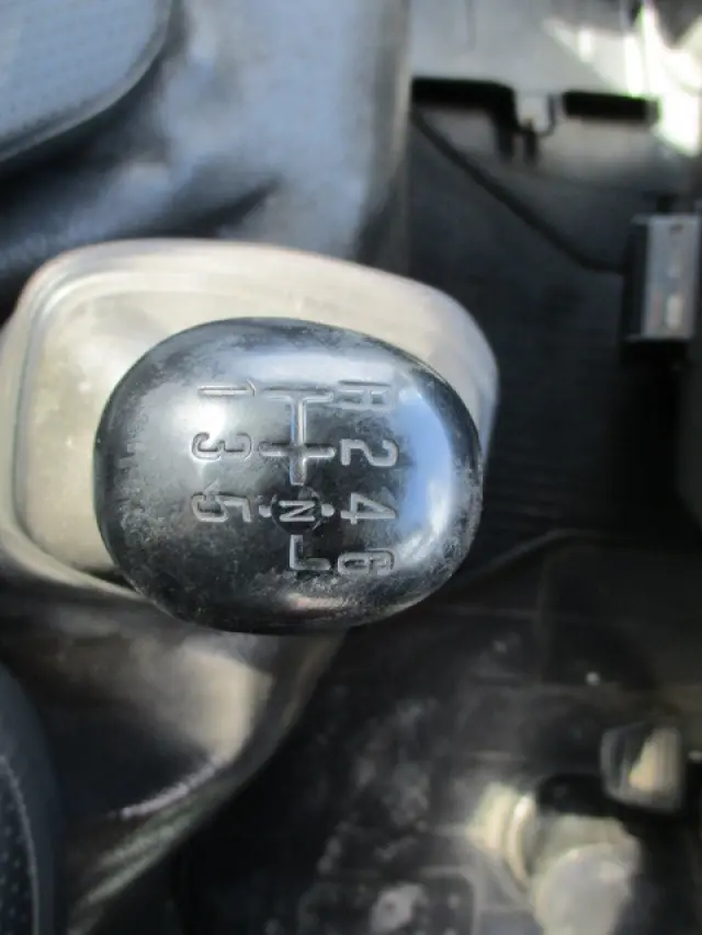 いすゞ エルフ BKG-NKR85AN(2WD)の写真38