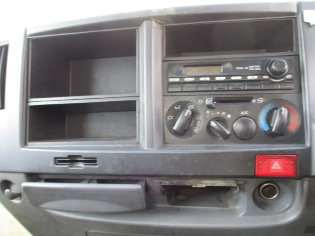 いすゞ エルフ BKG-NKR85AN(2WD)の写真40