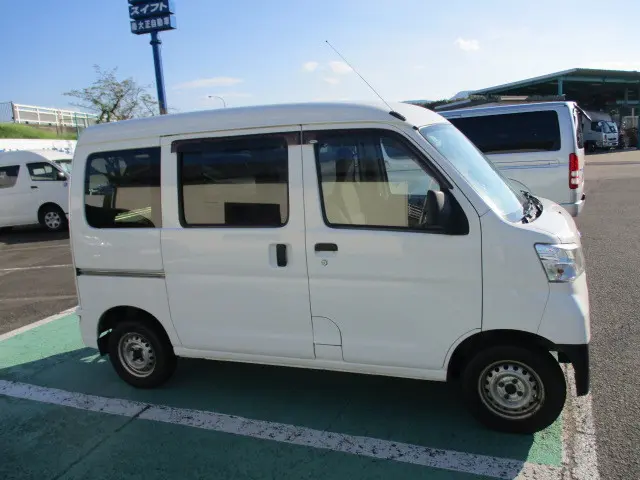 ダイハツ ハイゼットバン EBD-S331V(4WD)の写真5