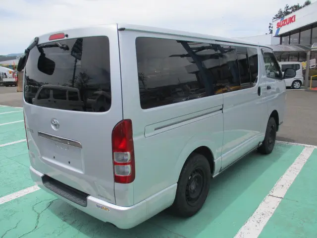 トヨタ ハイエースバン ADF-KDH206V(4WD)の写真6