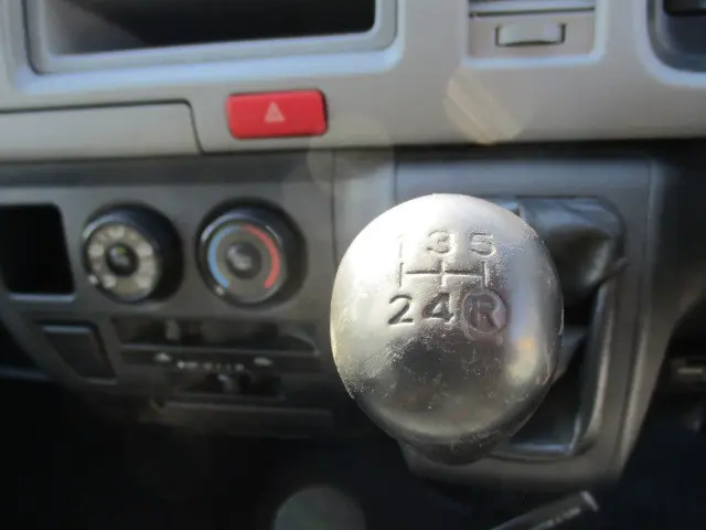 トヨタ ハイエースバン ADF-KDH206V(4WD)の写真37