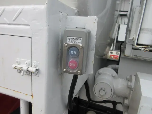 いすゞ エルフ BDG-NKS85AN(4WD)の写真5