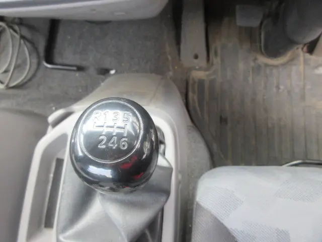 UD コンドル TKG-MK38L(2WD)の写真18