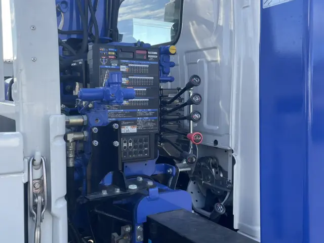 いすゞ エルフ 2RG-NKR88R(2WD)の写真25