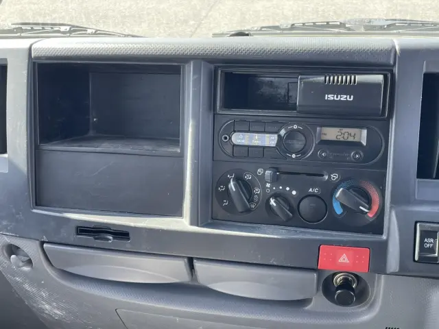 いすゞ エルフ TPG-NKR85AD(2WD)の写真21