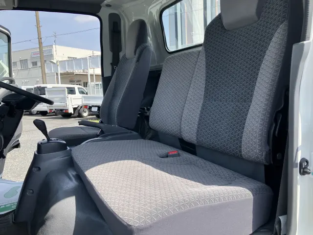 いすゞ エルフ 2RG-NNR88AR(2WD)の写真25