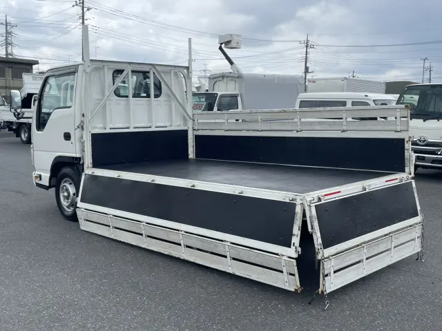 いすゞ エルフ 2RG-AHR88A(2WD)の写真13