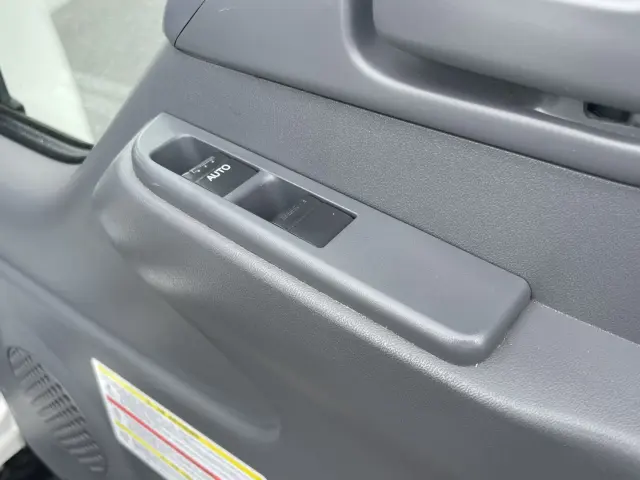いすゞ エルフ 2RG-AHR88A(2WD)の写真18