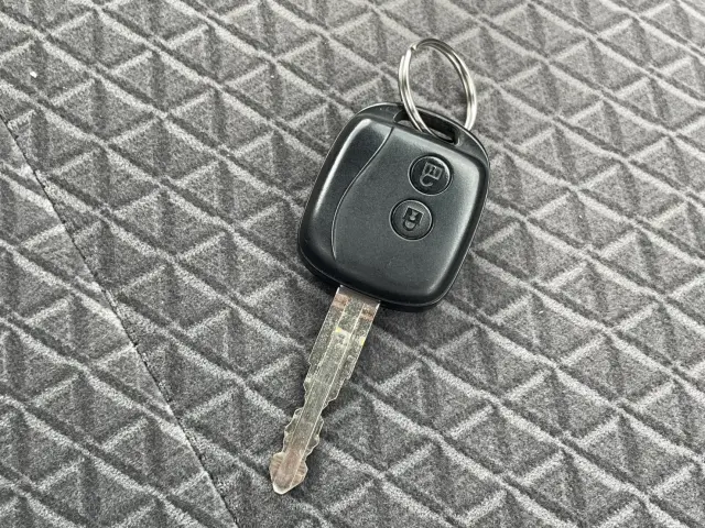いすゞ エルフ 2RG-AHR88A(2WD)の写真30